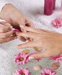 Маникюр и коронавирус: стоит ли ходить в салоны?
