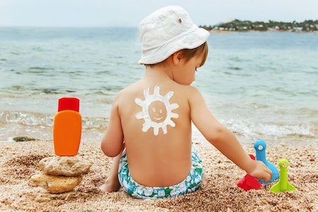 Как правильно загорать ребенку?